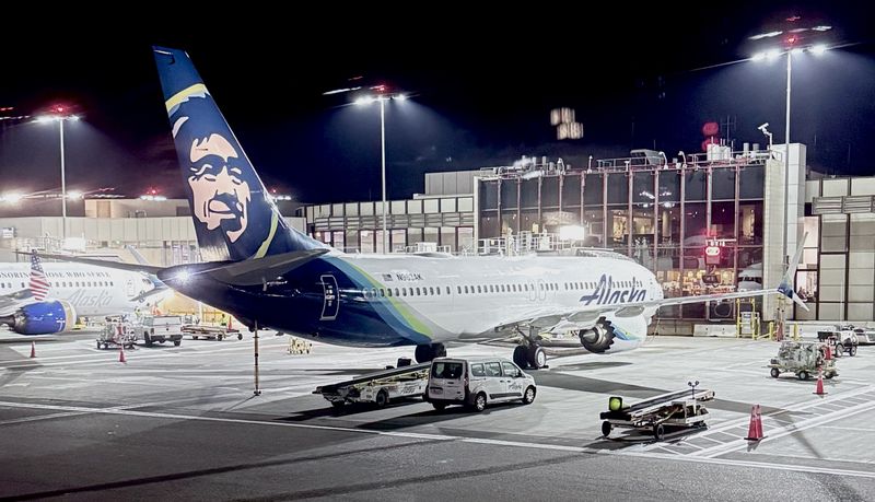 An Alaska Airlines 737 MAX 9 parked at the gate in Los Angeles with a tailstand.